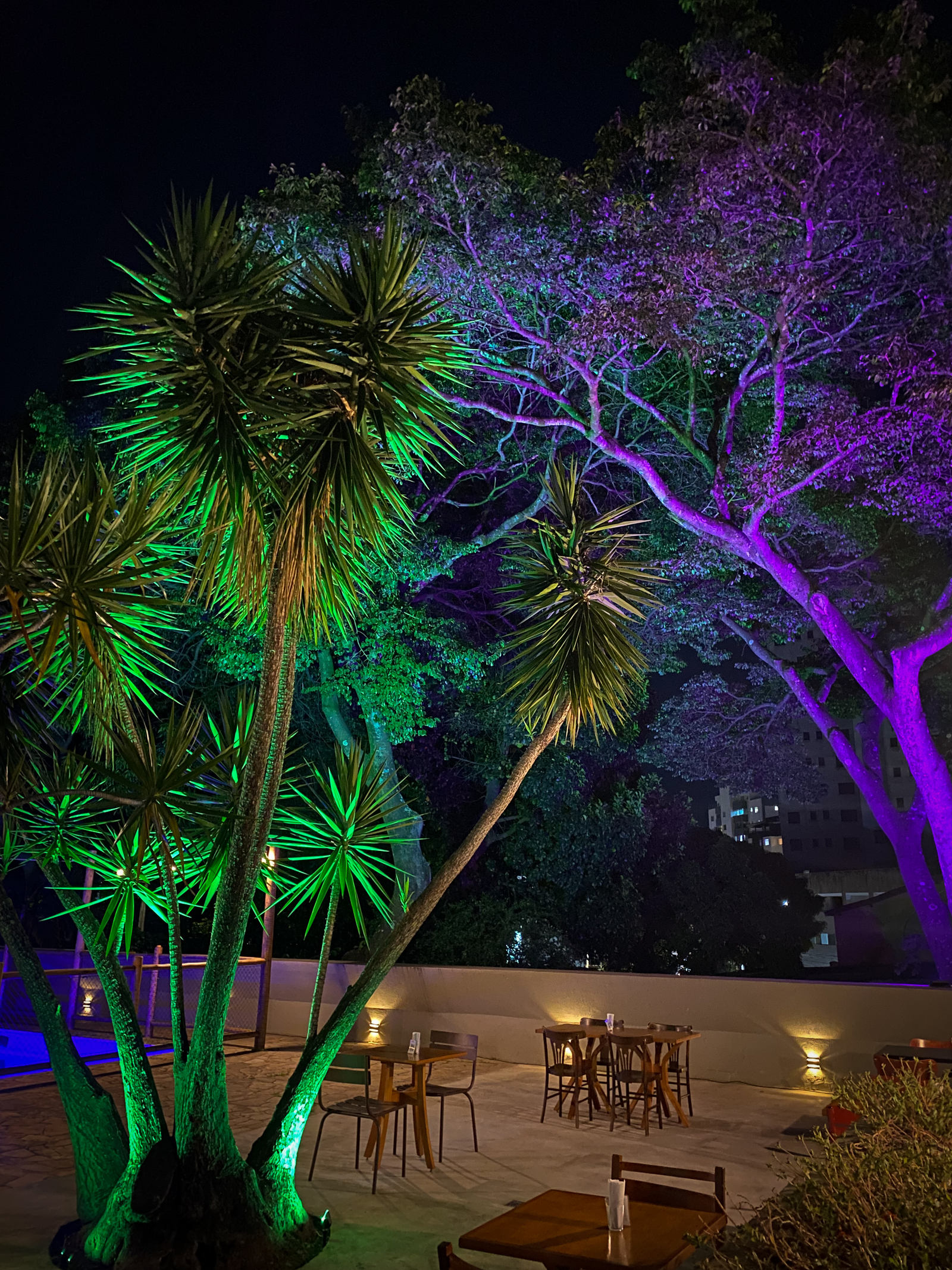 Área externa iluminada do Kasarão