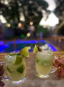 Brinde com caipirinhas