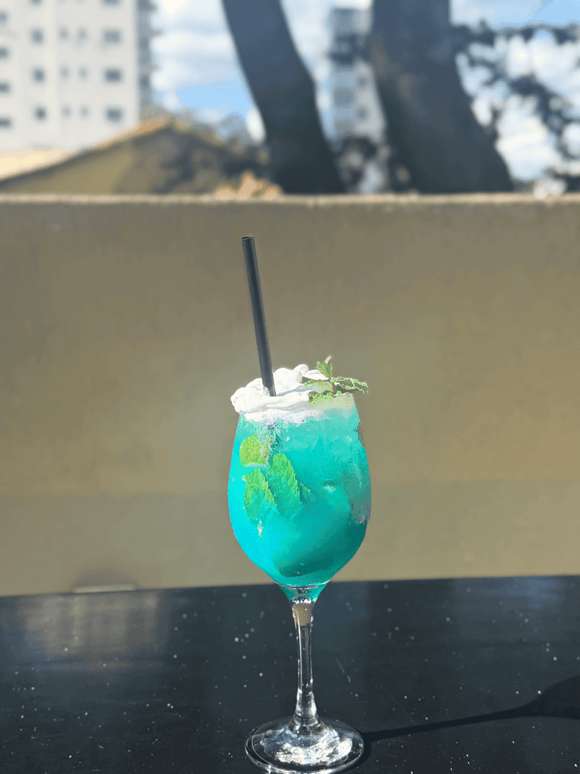 Drink servido em taça verde